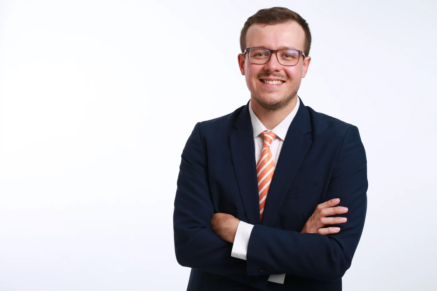 Alexandre Mouchel en costume bleu nuit et cravate corail