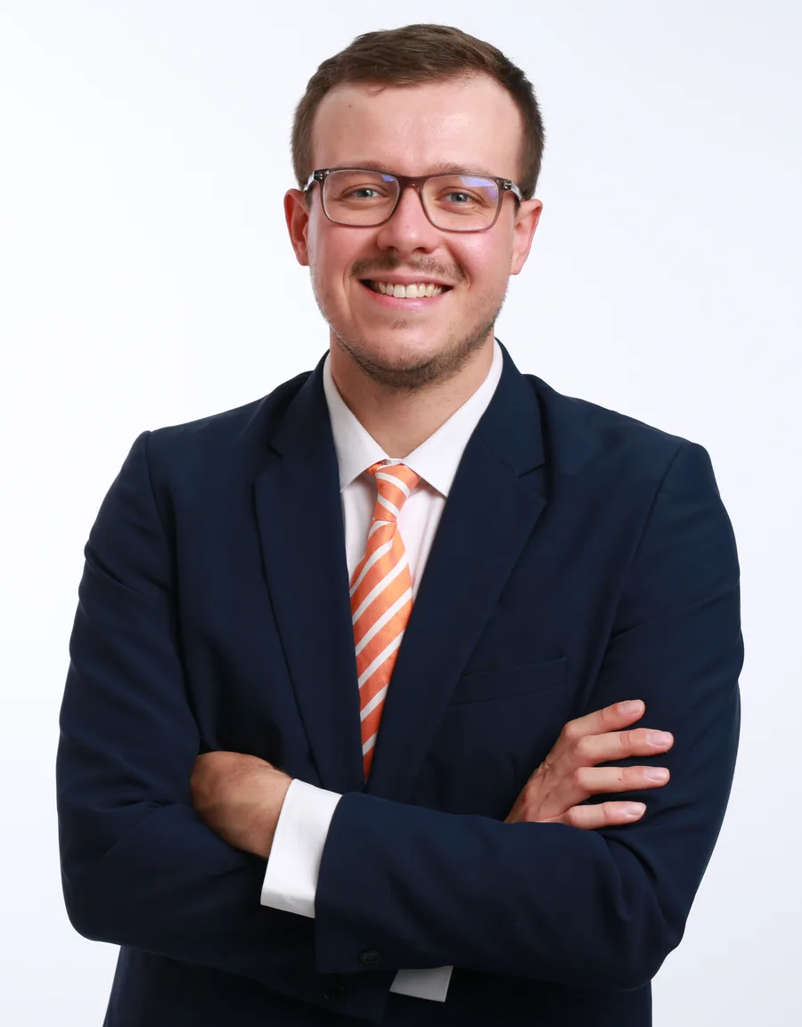 Alexandre Mouchel, professeur agrégé de lettres classiques, bras croisés, souriant